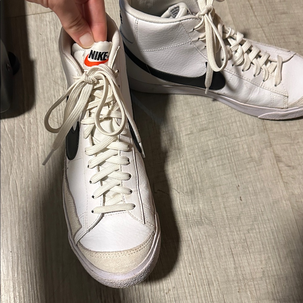 Nike White and Black Ankle Boots - Picture 3 of 3